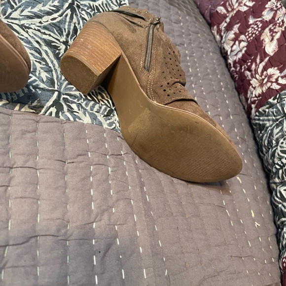 Lola Perforated Ankle Boot 8.5 - Picture 6 of 6